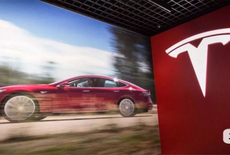 特斯拉深夜以110公里时速无人驾驶！