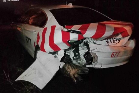 特斯拉自动驾驶高速撞毁两警车