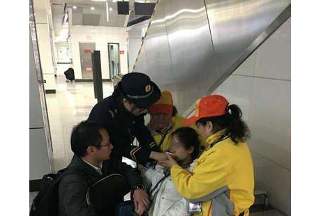 女子昏厥轿车无人驾驶,油罐车司机冲下用身体拦截!