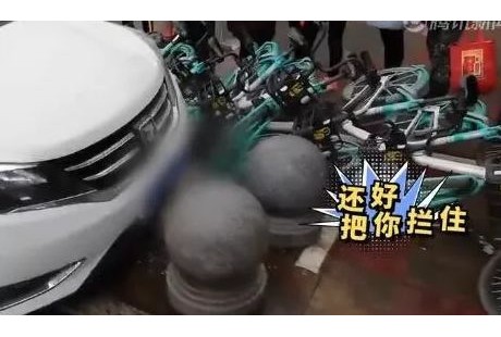 宜宾街头惊现“无人驾驶汽车”，撞翻了20多辆车！