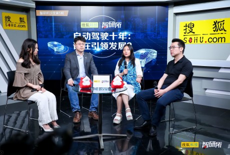 自动驾驶中场战事：“Waymo” 和“特斯拉”们的十年