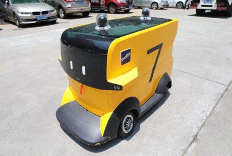 桂林机场无人驾驶清洁机器人上岗