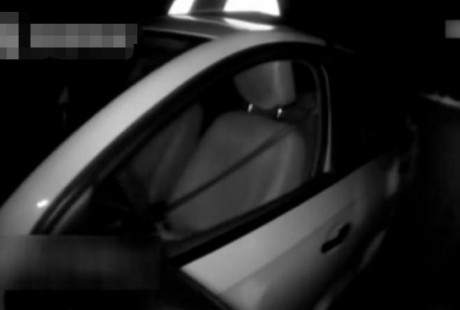 小区出现轿车无人驾驶,吓坏路人,靠近一看,原来如此！