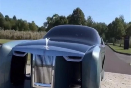 又一款劳斯莱斯,配水晶车标,可无人驾驶,定位目的地可自动前往