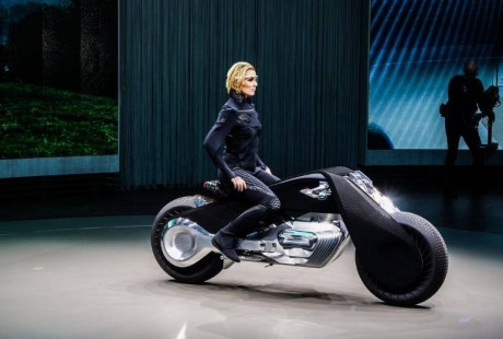三个黑科技宝马摩托车,有的能无人驾驶,还有能悬浮在半空