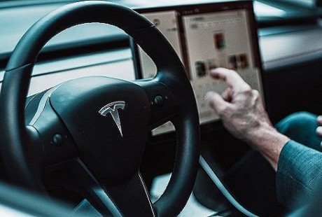 自动驾驶系统值得信任吗？多起案例表明现阶段仍需驾驶者全程参与