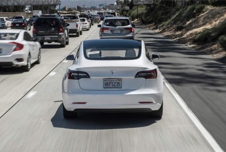 特斯拉自动驾驶迎来重大功能更新：几周内上线红绿灯识别自动停车