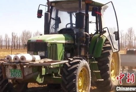 “无人驾驶”走进内蒙古河套灌区 现代农业植入智慧“基因”