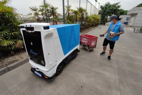 又萌又懂事!川大这辆小车无人驾驶,游走校园把快递直送寝室楼下