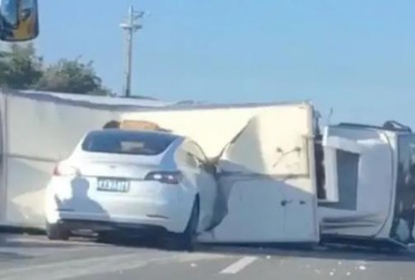 白色色盲？自动驾驶的特斯拉又撞上了白色车