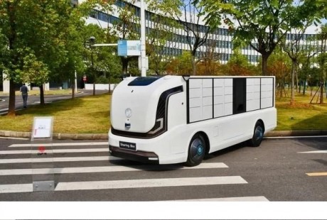 记者体验东风无人驾驶智能对点载运平台“Sharing Box”