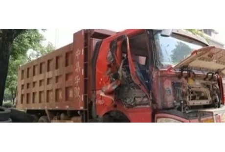 突发!重型货车无人驾驶300米,连撞2车,监控看得人直冒冷汗!