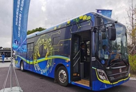 临港新片区“无人驾驶公交”在滴水湖畔启动测试，预计明年初运营