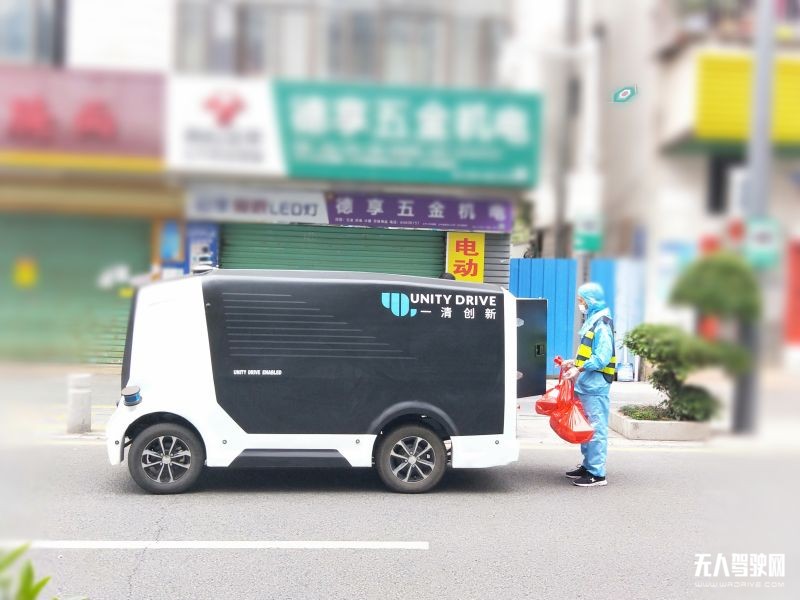 坪山疫区,穿着防护服拿物品