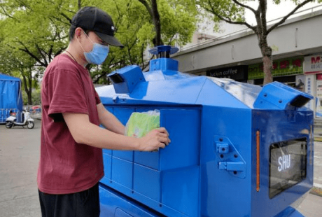 优小哥三代驰援上海高校,机器人志愿者为校园配送保驾护航!