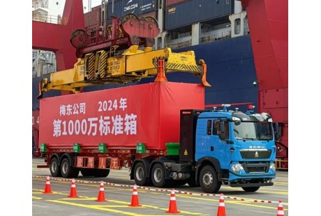 全球唯一！这座“千万箱级”单体集装箱码头已部署超百台无人集卡